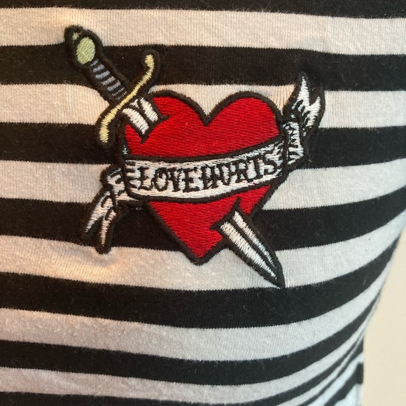Divided cropped striped tee with heart patch - Picture 4 of 5